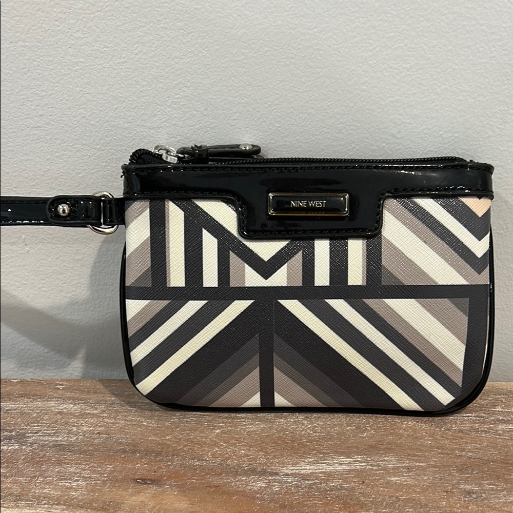 Nine West Black and Cream Wristlet